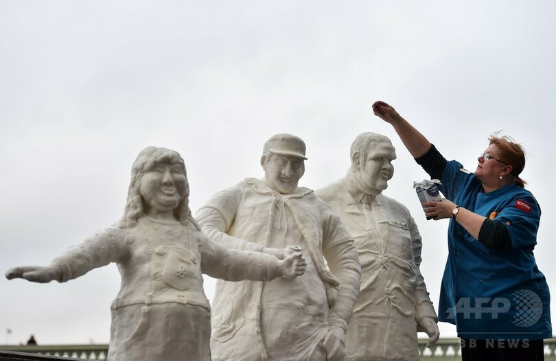 砂糖取りすぎないで、太った砂糖の像でアピール 英ロンドン