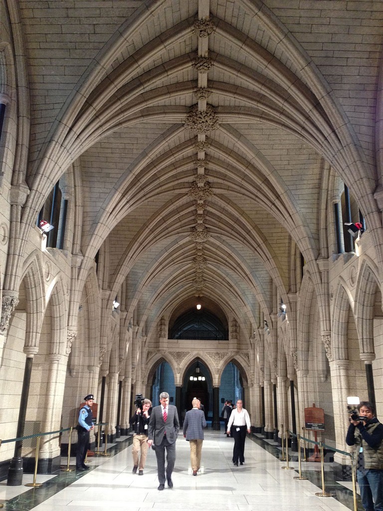 カナダ議事堂銃撃、阻止した守衛官に満場の拍手