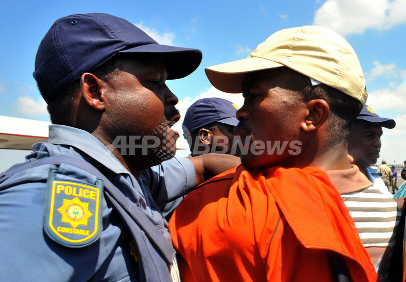 ミニバス運転手らスト、W杯向け公共交通システム導入に抗議 南ア