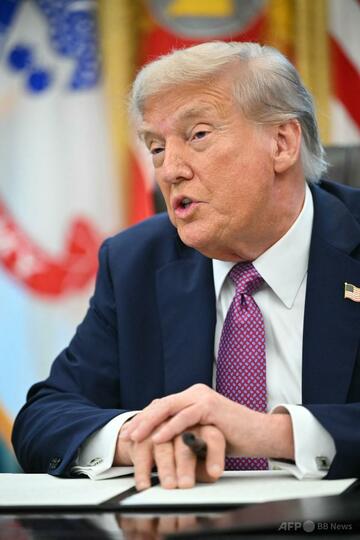 米ホワイトハウス大統領執務室で、国防総省の呼称として「戦争省」を使うことを認める大統領令に署名した後、記者団に話すドナルド・トランプ大統領（2025年9月5日撮影）。(c)Mandel NGAN/AFP