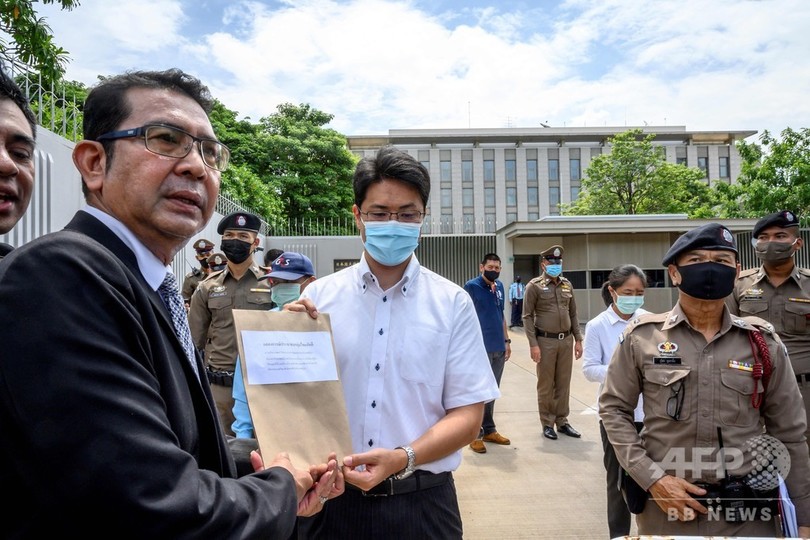 在タイ日本大使館前で王室支持派がデモ 亡命中の活動家の送還を要求 写真11枚 国際ニュース Afpbb News 在タイ日本大使館前で王室支持派がデモ 亡命中の活動家の送還を要求 写真11枚 国際ニュース Afpbb News