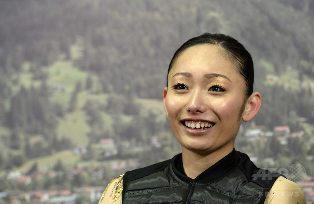 安藤さんとフェルナンデスが交際宣言、「家庭を築きあげていきたい」 写真2枚 国際ニュース:AFPBB News