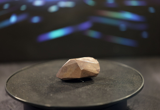 世界最大555.55カラットの黒ダイヤ、ドバイで初公開 競売へ 写真13枚