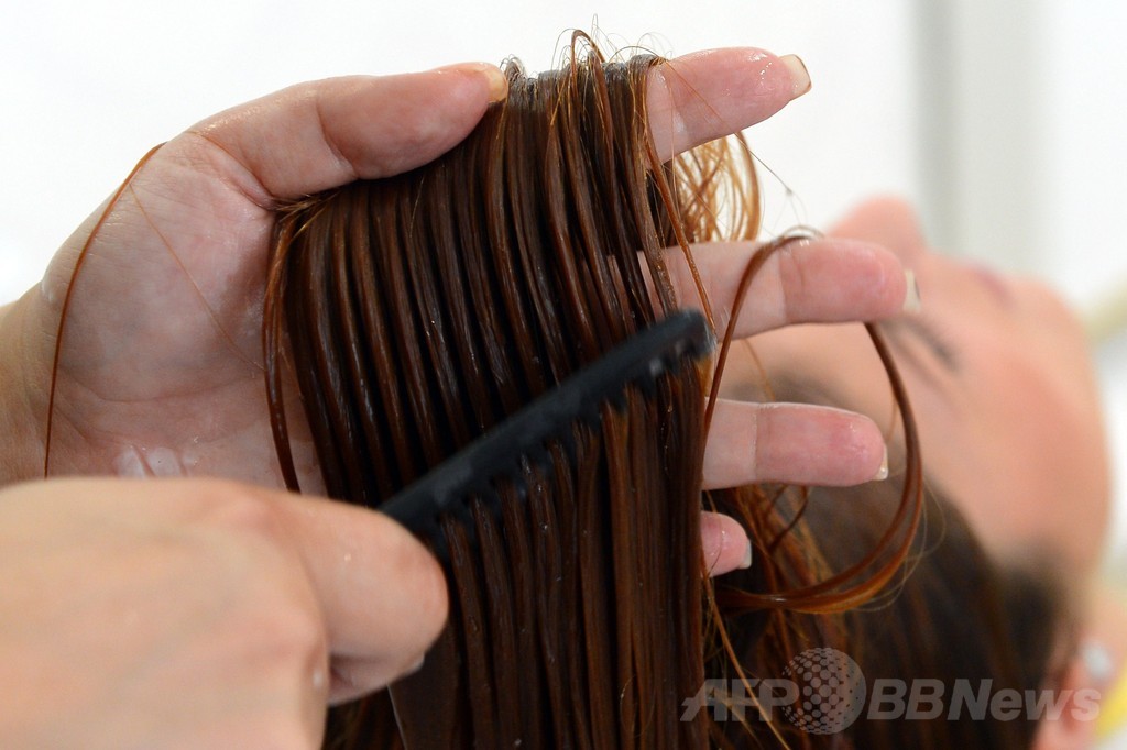 「髪の毛にも巻ける」柔軟性の高い電子チップ、スイスで開発 「髪の毛にも巻ける」柔軟性の高い電子チップ、スイスで開発