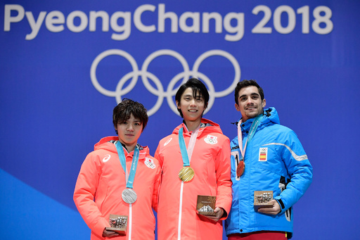 羽生結弦、2大会連続の金メダル手に笑顔 平昌五輪 写真15枚 国際