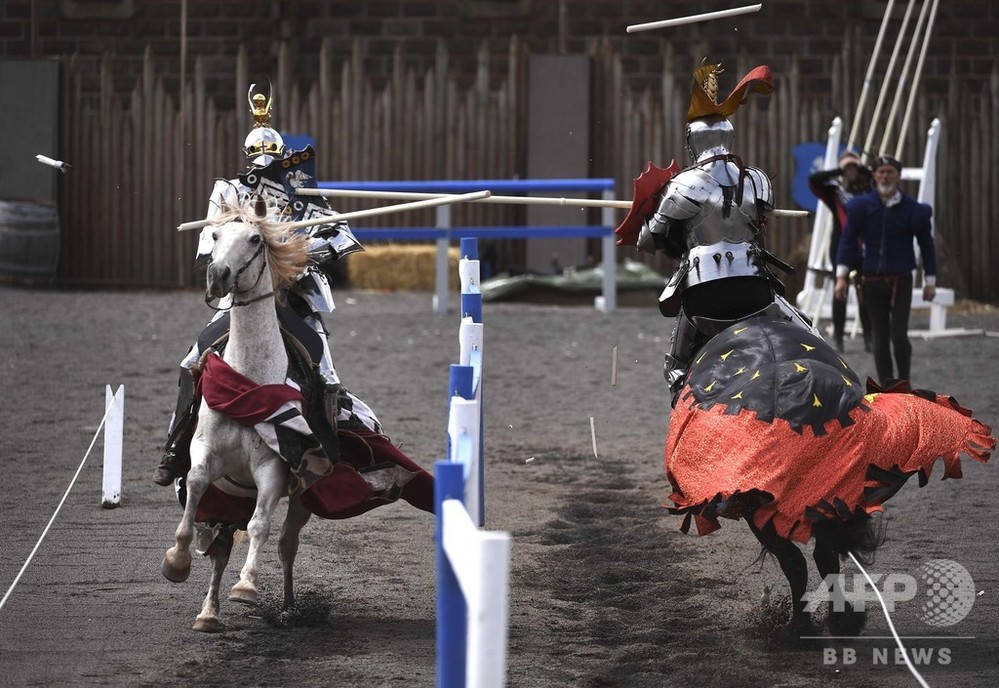 中世の騎士さながらの馬上やり試合、オーストラリアがイングランド下す