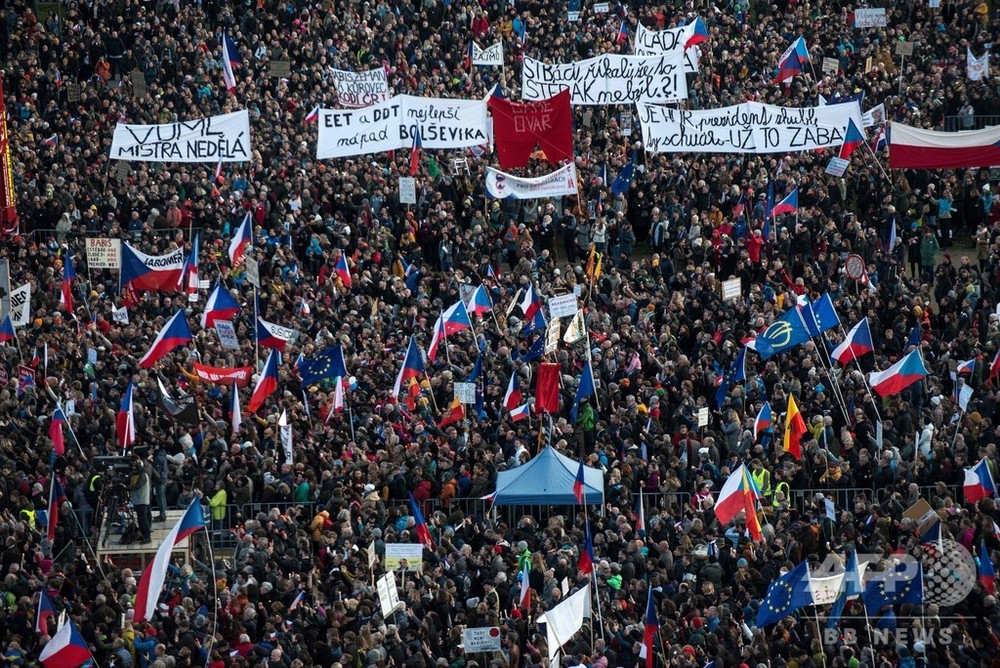 ビロード革命から30年 チェコ首都で25万人がデモ 首相辞任求める 写真8枚 国際ニュース Afpbb News