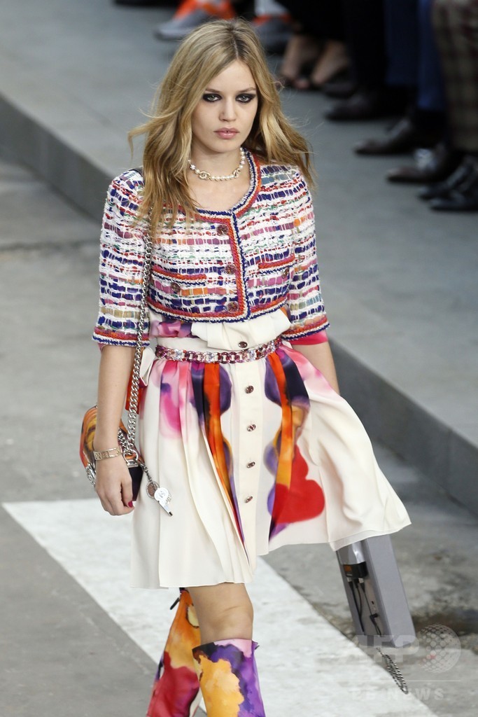 「戦争ではなくファッションを創ろう！」モデルらがデモ行進、「シャネル」15年春夏