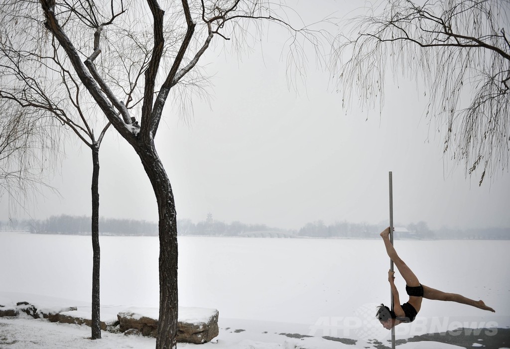 雪の天津で華麗なポールダンス、中国