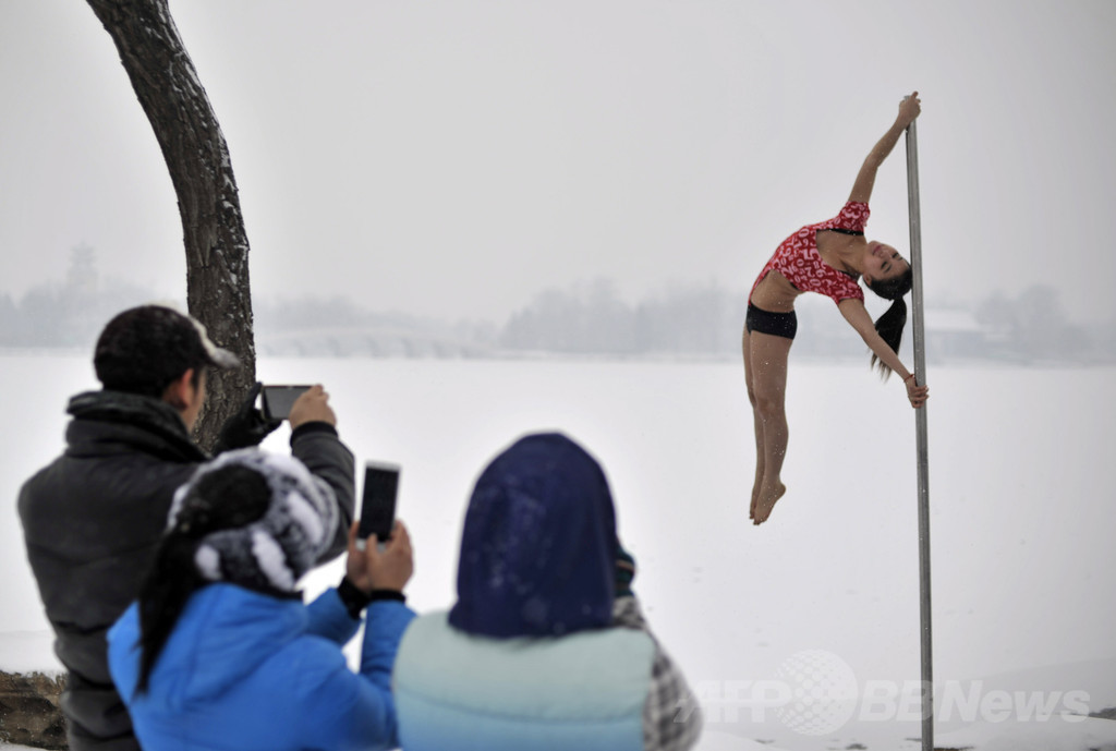 雪の天津で華麗なポールダンス、中国