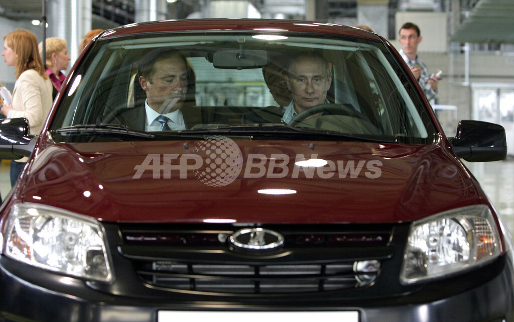 プーチン露首相 国産車 ラーダ の試乗で珍しく苦戦 写真8枚 ファッション ニュースならmode Press Powered By Afpbb News