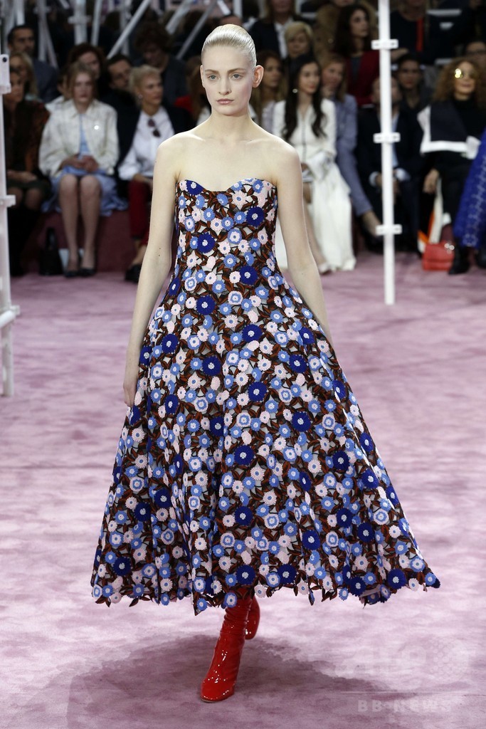 50～70年代の要素を取り入れた新たな女性像を提案、「ディオール」15年春夏オートクチュール