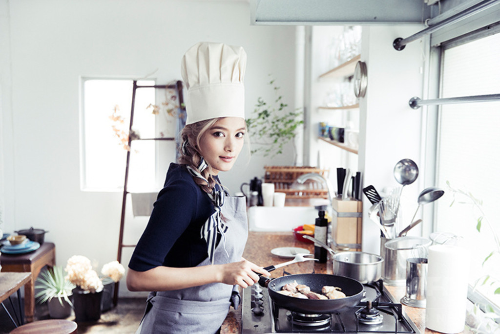 ローラ初のレシピ本『Rola’s Kitchen』、11月30日発売