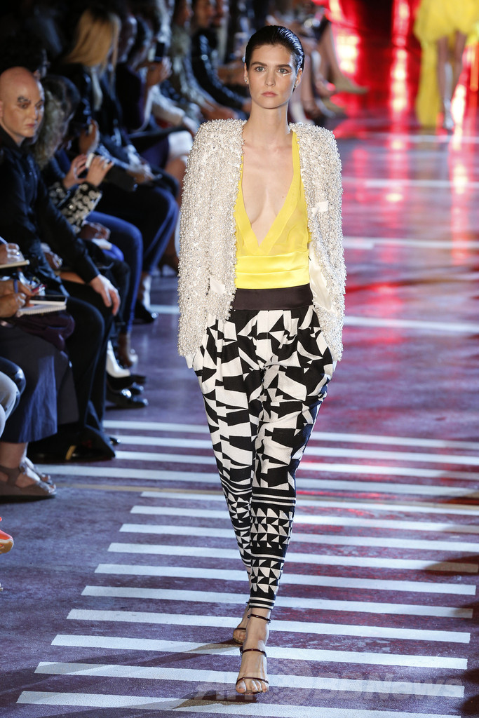 ボリュームと軽さの絶妙なバランス、「アレクサンドル・ボーティエ」14/15年秋冬オートクチュール