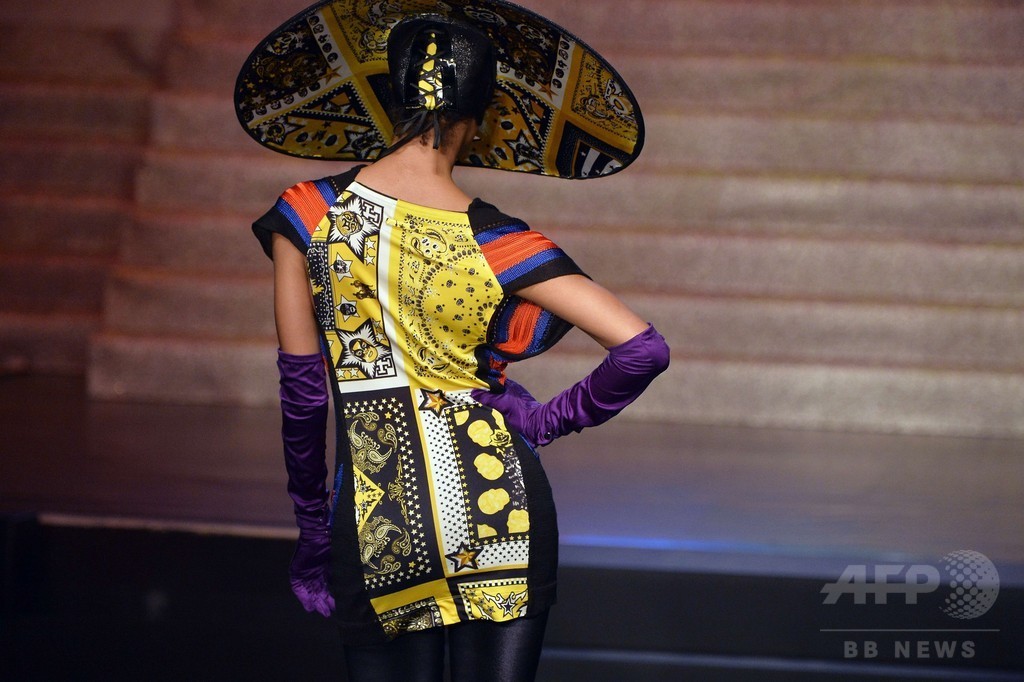 ラストショーはミスコン風の演出、「ジャンポール・ゴルチエ」15年春夏