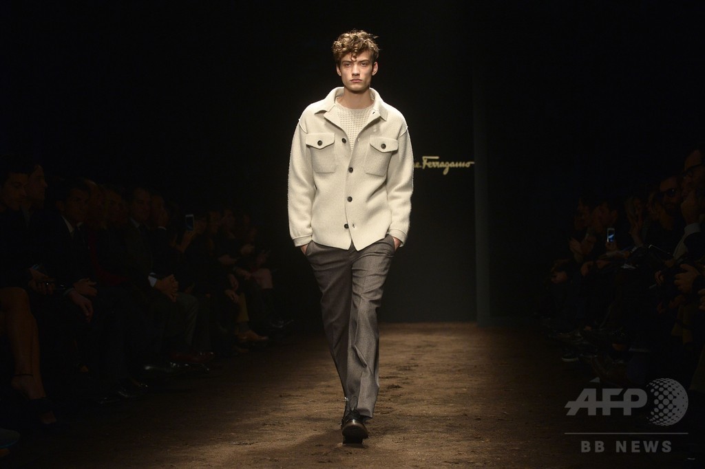 オーバーサイズのマフラーをアクセントに、「サルヴァトーレ フェラガモ」15/16年秋冬メンズ