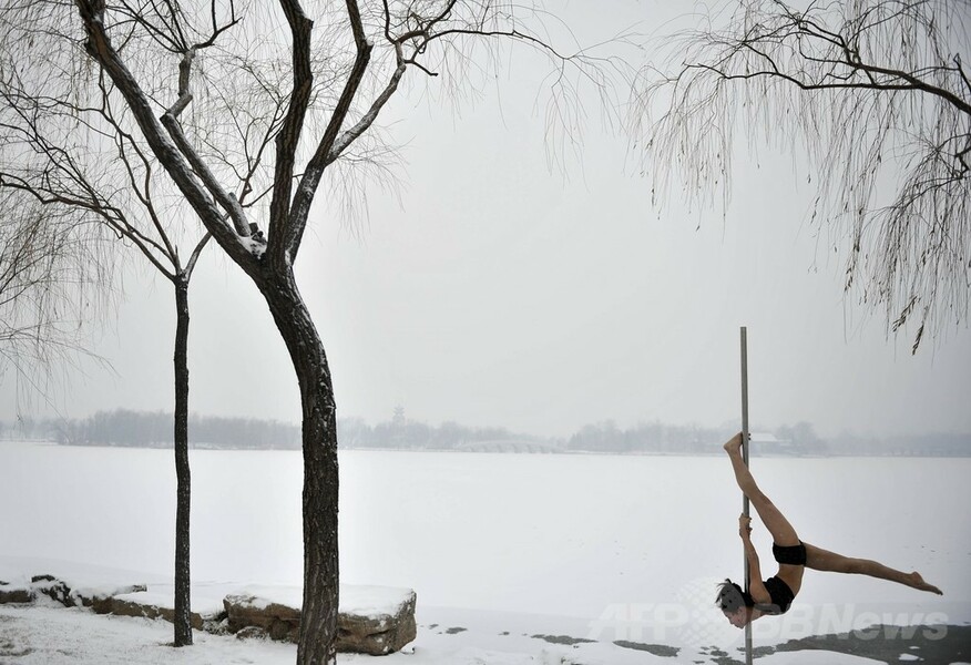 雪の天津で華麗なポールダンス、中国