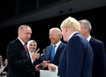スペインの首都マドリードで開かれた北大西洋条約機構（NATO）首脳会議で、ジョー・バイデン米大統領（中央）やボリス・ジョンソン英首相（右から2人目）らと談笑するトルコのレジェプ・タイップ・エルドアン大統領（左、2022年6月29日撮影）。(c)Susan Walsh / POOL / AFP