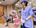 東京・池袋の東武百貨店（Tobu Department Store）入口で従業員とともに来店客を迎えるサンリオ（Sanrio）の人気キャラクター、ハローキティ（Hello Kitty、2008年8月28日撮影）。(c)AFP/Yoshikazu TSUNO
