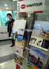 写真は2月28日、ソウルで開かれた東南アジアへの移住や留学に関する展示会で、出展社ブースをのぞく来場者。(c)AFP/DONG-A ILBO