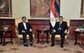 エジプト・カイロ（Cairo）で会談するエジプトのムハンマド・モルシ（Mohamed Morsi）大統領（右）とイランのマフムード・アフマディネジャド（Mahmoud Ahmadinejad）大統領（2013年2月5日撮影）。(c)AFP/HO/EGYPTIAN PRESIDENCY