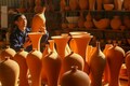 建甌市東峰鎮坤口村にある工房で陶器の生地をチェックする黄綱興さん（2024年12月20日撮影）。(c)Xinhua News