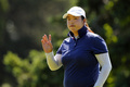 女子ゴルフ米国ツアー、ショップライト・クラシック（ShopRite LPGA Classic 2013）は1日、ニュージャージー（New Jersey）州ギャロウェイ（Galloway）のストックトン・シービュー・ホテルアンドゴルフクラブ（Stockton Seaview Hotel and Golf Club）で2日目が行われ、有村智恵（Chie Arimura）が通算2アンダーで4位タイに浮上した。

17番ホールでバーディーパットを沈めてギャラリーの声援に応える馮珊珊（Shanshan Feng、フェン・シャンシャン、2013年6月1日撮影）。(c)AFP/Getty Images/Hunter Martin