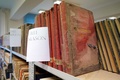 フリーメイソンに関する書籍。ポーランドのポズナニ大学図書館で（2021年12月22日撮影）。(c)JANEK SKARZYNSKI / AFP