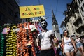 スイスのチューリヒで行われたLGBTIQ（レズビアン、ゲイ、バイセクシュアル、トランスジェンダー、インターセックス、クィア）の人たちによるパレード「チューリヒプライド」に参加する人々（2021年9月4日撮影）。(c)FABRICE COFFRINI / AFP