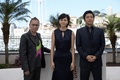 南仏カンヌ（Cannes）で開催中の第66回カンヌ国際映画祭（Cannes Film Festival）で20日、コンペティション部門に出品されている三池崇史（Takashi Miike）監督作『藁の楯』の公式上映が行われ、監督とともに主演の大沢たかお（Takao Osawa）、共演者の松嶋菜々子（Nanako Matsushima）がレッドカーペットを歩いた。この日は、公式上映に先立ち、記者会見とフォトコールも行われた。

写真は、フォトコールに登場した（左から）三池監督、松嶋、大沢（2013年5月20日撮影）。(c)AFP/ANNE-CHRISTINE POUJOULAT