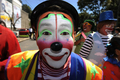 エルサルバドルの首都サンサルバドル（San Salvador）で開幕したピエロの総会「the III National Clown Convention」のオープニングパレードに参加するピエロ（2008年6月26日撮影）。(c)AFP/Jose Cabezas