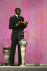 抽選会に参加する元フランス代表のマルセロ・デサイー（Marcel Desailly）氏。(c)AFP/ALEXANDER JOE