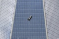 米ニューヨーク（New York）の超高層ビル「ワン・ワールド・トレード・センター（One World Trade Center）」の側面に宙づりとなった清掃員ら（2014年11月12日撮影）。(c)AFP/Timothy A. Clary