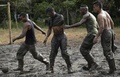 コロンビア西部エルディアマンテにある「コロンビア革命軍（FARC）」のキャンプで、サッカーに興じるFARCメンバーら（2016年9月25日撮影）。(c)AFP/RAUL ARBOLEDA