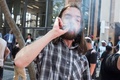 南アフリカ・ヨハネスブルクの憲法裁判所で、大麻の個人使用は合法との判断が下されたことを受けて、マリフアナを使用する人々（2018年9月18日撮影）。(c)WIKUS DE WET / AFP