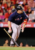 09MLB、ロサンゼルス・エンゼルス・オブ・アナハイム（%%Los Angeles Angels of Anaheim%%）対ボストン・レッドソックス（%%Boston Red Sox%%）。試合はエンゼルスが6-3で勝利を収めた。写真は8回に適時打を放つレッドソックスのケビン・ユーキリス（%%Kevin Youkilis%%）。（2009年4月10日撮影）(c)AFP/Getty Images/Kevork Djansezian