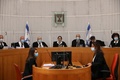 エルサレムの最高裁判所で、マスクを着けて審理に臨む判事ら（2020年5月4日撮影）。(c)ABIR SULTAN / POOL / AFP