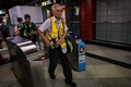 香港で、地下鉄駅構内に入る85歳の「ウォンおじいさん」（2019年9月7日撮影）。(c)VIVEK PRAKASH / AFP
