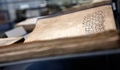 ボスニア・ヘルツェゴビナの首都サラエボ（Sarajevo）にオープンしたガジ・フスレブベグ図書館（Gazi Husrev-beg library）のオープニングセレモニーで披露された、同館の収蔵品の一つである古文書（2014年1月15日撮影）。(c)AFP/ELVIS BARUKCIC