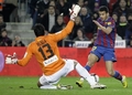 09-10スペイン1部リーグ第24節、FCバルセロナ（%%FC Barcelona%%）対マラガ（%%Malaga CF%%）。試合はバルセロナが2-1で勝利した。写真はマラガのGKグスタボ・ムヌーア（%%Gustavo Munua%%、左）と対峙するFCバルセロナのペドロ・ロドリゲス・レデスマ（%%Pedro Rodriguez Ledesma%%）。（2010年2月27日撮影）(c)AFP/JOSEP LAGO