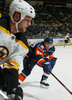 ブルーインズの選手をチェックするアイランダーズのミロスラフ・シャタン（%%Miroslav Satan%%、右）。(c)AFP/Getty Images Bruce Bennett