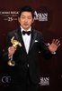 香港（Hong Kong）で開かれた第5回アジア・フィルム・アワード（Asian Film Awards）の授賞式で、主演男優賞を獲得した韓国のハ・ジョンウ（Ha Jung-Woo、2011年3月21日撮影）。(c)AFP/ED JONES