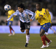 2010年サッカーW杯南アフリカ大会（%%2010 World Cup%%）南米予選第13節、アルゼンチン対コロンビア。試合はアルゼンチンが1-0でコロンビアを下した。写真はコロンビアのパブロ・アルメロ（%%Pablo Armero%%、右）とボールを競るアルゼンチンのセルヒオ・アグエロ（%%Sergio Aguero%%）。（2009年6月6日撮影）（c）AFP/ALEJANDRO PAGNI