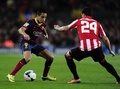 13-14スペイン1部リーグ第34節、FCバルセロナ（FC Barcelona）対アスレティック・ビルバオ（Athletic Bilbao）。アスレティック・ビルバオのミケル・バレンシアガ（Mikel Balenziaga、右）と相対するFCバルセロナのアレクシス・サンチェス（Alexis Sanchez、2014年4月20日撮影）。(c)AFP/JOSEP LAGO