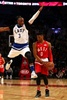 NBAオールスターゲーム2016。マイアミ・ヒートのドウェイン・ウェイドをかわすオクラホマシティ・サンダーのラッセル・ウエストブルック（2016年2月14日撮影）。(c)AFP/Getty Images/Elsa