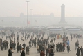 2008年3月10日、中国・北京（Beijing）の人民大会堂（Great Hall of the People）から出て、スモッグでかすむ天安門広場（Tiananmen Square）を歩く全国人民代表大会に出席した代議員たち。(c)AFP/Peter PARKS