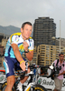開幕を4日に控える2009ツール・ド・フランス（%%2009 Tour de France%%）の出場チームが2日、スタート地のモナコ（Monaco）で開催された公式プレゼンテーションに参加し、スキル・シマノ（%%Skil-Shimano%%）の別府史之（%%Fumiyuki Beppu%%、日本）やBBOXブイグ・テレコム（%%BBOX Bouygues Telecom%%）の新城幸也（%%Yukiya Arashiro%%、日本）らが登場した。写真は公式プレゼンテーション会場を去るアスタナ（%%Astana%%）のランス・アームストロング（%%Lance Armstrong%%）。（2009年7月2日撮影）（c）AFP/PATRICK HERTZOG