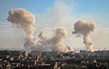 シリア首都ダマスカス近郊東グータのメスラバで政府軍の空爆が行われ、煙が上がる様子（2018年2月19日撮影）。(c)AFP PHOTO / Hamza Al-Ajweh