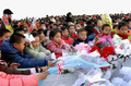 北朝鮮の平壌（Pyongyang）で、故金日成（Kim Il-Sung）国家主席や故金正日（Kim Jong-Il）総書記の遺体が安置される錦繍山太陽宮殿（Kumsusan Palace of the Sun）に献花する子どもたちを写したとされる写真（2013年12月16日撮影、公開）。(c)AFP/KCNA via KNS