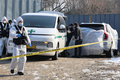 韓国・ソウルの公園で、俳優のイ・ソンギュンさんの遺体が発見された車を調べる警察（2023年12月27日撮影）。(c)Yonhap / YONHAP / AFP